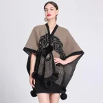 cape féminine avec pompon stylé
