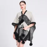cape femme avec pompon