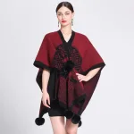 cape avec pompon pour femme