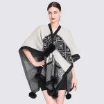 accessoire mode cape femme pompon