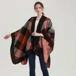 vêtement poncho à carreaux
