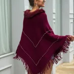 poncho en maille avec col en fourrure