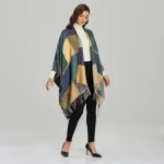 poncho en laine verte pour femme