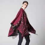 poncho bohème aux motifs floraux