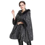 vêtement chic poncho femme col fourrure