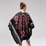poncho à motifs floraux