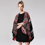 poncho coloré avec des fleurs
