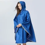 vêtement imperméable poncho bleu