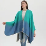 vêtement poncho bleu pour femme