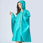 vêtement de pluie bleu clair