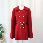 Poncho femme manteau boutons rouge face